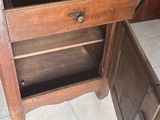 une petite table en bois avec un tiroir en dessous