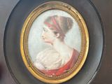 la photo d'une femme portant un bandeau rouge, dans un cadre