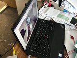 un ordinateur portable posé sur un bureau en bois