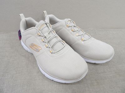 baskets Skeen pour femme, blanches avec des touches dorées sur la semelle