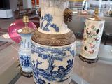 les nombreux vases exposés sur la table