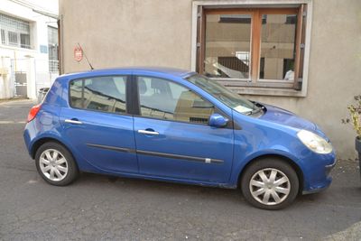 une petite voiture bleue garée devant un bâtiment