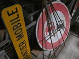 une pile de panneaux divers dans un garage