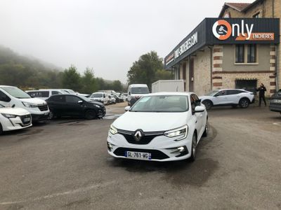 une voiture blanche garée devant un bâtiment