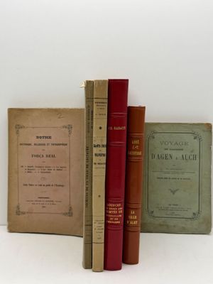 plusieurs vieux livres posés les uns sur les autres sur une surface blanche