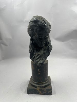 statue d'un homme portant un chapeau sur la tête