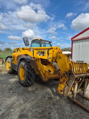 un tracteur garé devant un bâtiment