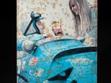une boîte bleue sur laquelle figure l'image d'une femme et d'un homme dans une voiture