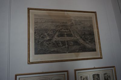 une photo d'une photo d'une ville accrochée au mur