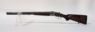 un fusil avec un canon en bois sur un support transparent