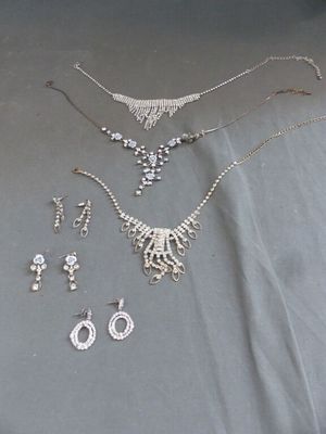 beaucoup de bijoux éparpillés sur une table