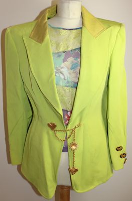 un gros plan sur une veste verte portée par un mannequin, un mannequin, un mannequin, un mannequin, un mannequin, un mannequin, un mannequin, un mannequin, un mannequin, un mannequin, un mannequin, un mannequin, un mannequin, un mannequin, un mannequin, un mannequin, un mannequin, un mannequin, un mannequin, un mannequin, un mannequin, un mannequin, un mannequin, un mannequin, un mannequin, un mannequin, un mannequin, un mannequin, un mannequin, un mannequin, un mannequin, un mannequin, un mannequin