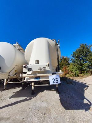 deux grands réservoirs blancs posés à l'arrière d'un camion