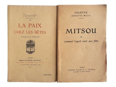 un vieux livre ouvert sur une page où figure l'image d'une bouteille de vin
