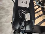 un siège auto pour bébé exposé dans un magasin