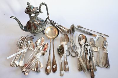 beaucoup de cuillères et de couverts en argent sur la table