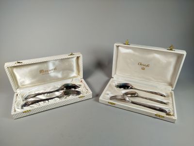deux pièces d'argenterie dans un coffret posé sur une table