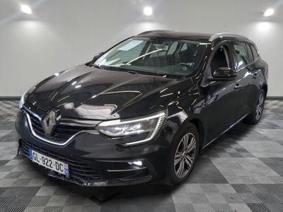 la voiture noire est garée sur un sol en damier dans le garage