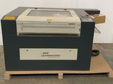 une image représentant une machine posée sur une palette