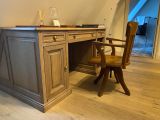 un bureau avec une chaise et une lampe posée dessus