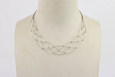 gros plan d'un torse de mannequin portant un collier