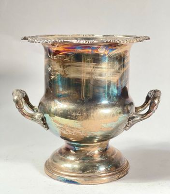 un vase en argent posé sur une table