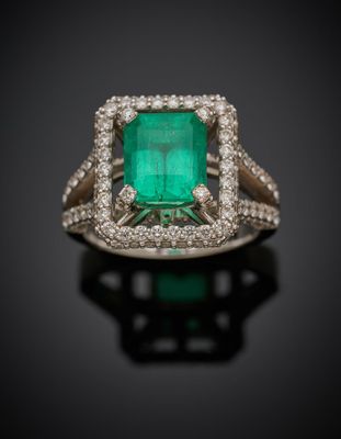 une bague en émeraude et diamant