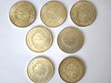 six types de pièces différents sur une surface blanche