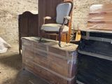 a chair that is sitting on top of a box