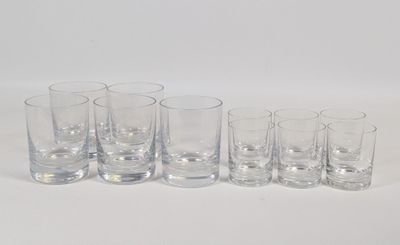 six verres à shot alignés sur une surface blanche