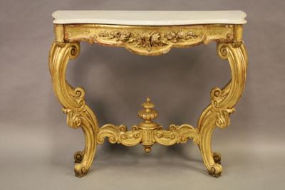 Console en bois richement sculpé et doré, à ceinture chantou… - Photo 1