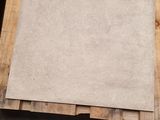 un chat assis sur une palette à côté d'une feuille de papier