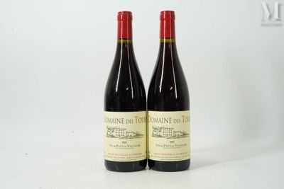deux bouteilles de vin rouge posées l'une à côté de l'autre sur une surface blanche