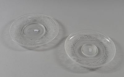 Assiette et coupe en verre incolore, les lèvres gravées de f…