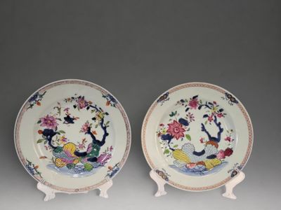 paire d'assiettes chinoises de style « famille » ornées d'oiseaux et de fleurs
