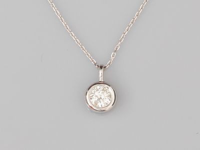 un pendentif en or blanc et diamants, monté sur une chaîne en argent