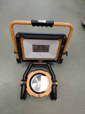une lampe posée par terre dans la pièce