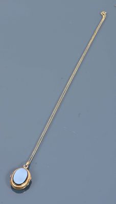 Médaillon en or jaune 18K 750‰ de forme ovale, paré deux pla…