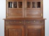 une armoire en bois à deux portes avec une façade en verre
