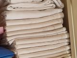 beaucoup de vêtements pliés sur une étagère dans un placard