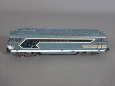 un petit train posé sur une table
