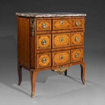 une commode ancienne avec dessus en marbre