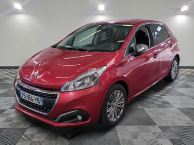 une voiture rouge est garée dans une pièce au sol en damier