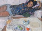 un tableau représentant une femme allongée sur un canapé, un plateau de nourriture à la main