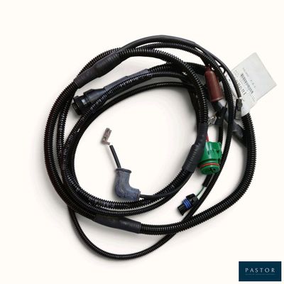 un gros plan d'un tuyau raccordé à une pompe à essence, sur une surface blanche