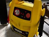 un compresseur d'air portable jaune et noir posé par terre