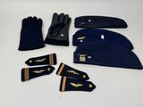 un gros plan sur un chapeau, des gants et d'autres objets posés sur une table