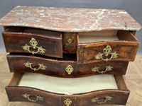 Commode en bois plaqué, la façade mouvementée ouvrant par qu… (photo 6)