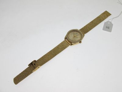 gros plan d'une montre sur une surface blanche avec une étiquette de prix