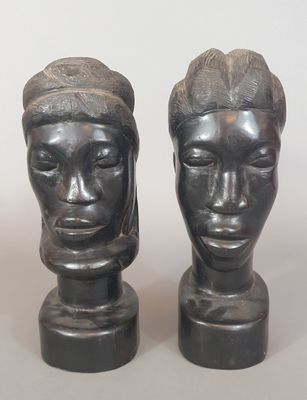 une paire de sculptures en bronze représentant une femme et un homme, posées sur des socles en marbre